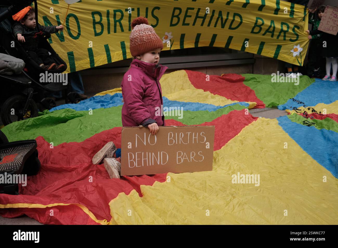 Londra, Regno Unito. 21 febbraio 2025. I manifestanti si riuniscono presso il Ministero della giustizia nel centro di Londra per protestare contro le condizioni che le donne incinte affrontano nelle carceri, tra cui le "manette alla nascita” presumibilmente in violazione dell'articolo 3 della legge sui diritti umani. © Amstel Adams/ Alamy Live News Foto Stock