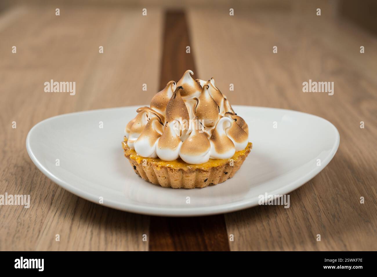 Deliziosa crostata al limone con picchi di meringa tostati, un dolce e piccante dessert perfetto! Foto Stock