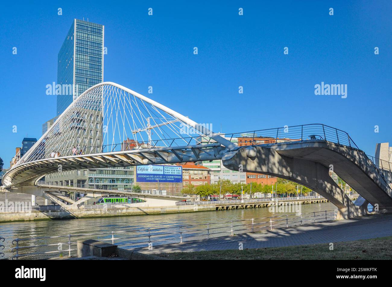 Eleganza da volo: L'iconico ponte Zubizuri di Bilbao Foto Stock