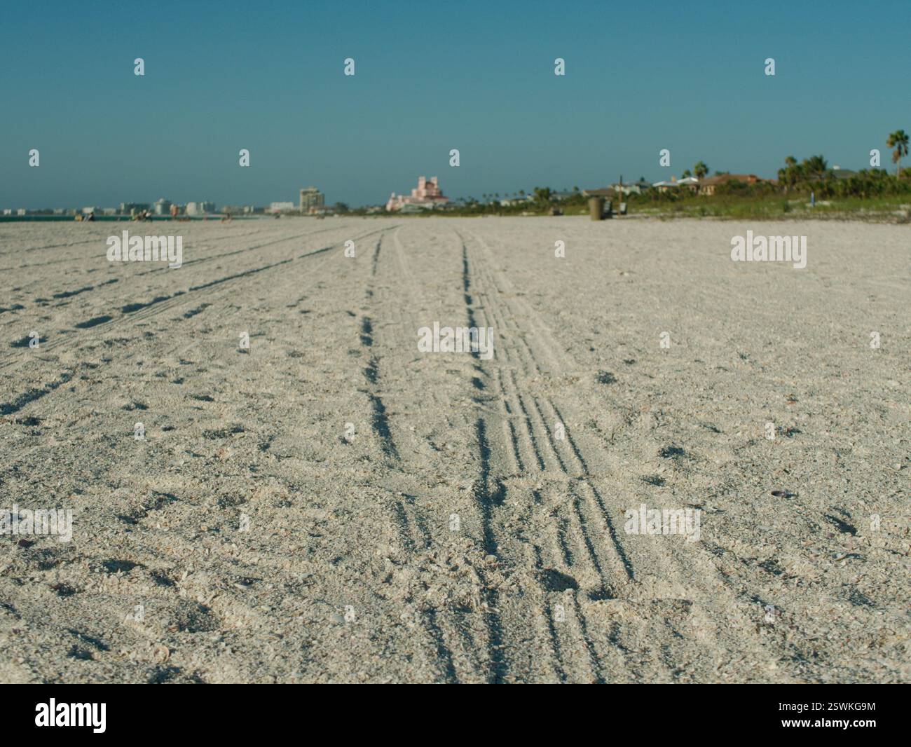 Ampia vista a nord sulla sabbia e sulle onde in una giornata nuvolosa con gli hotel a poca distanza. St. Pete Beach, Florida, spiaggia Pass-a-Grille sul Golfo del Messico. G Foto Stock