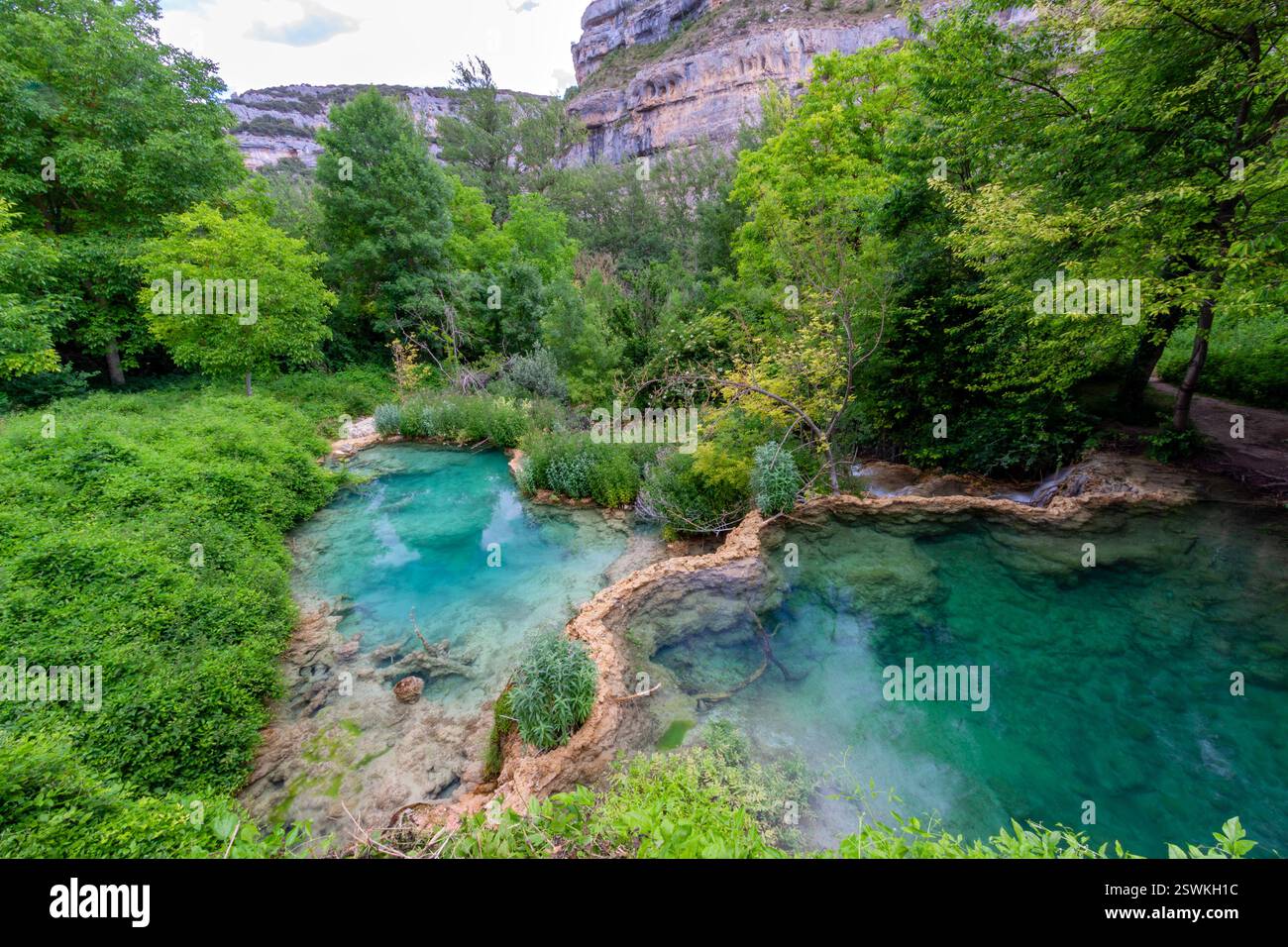 Paesaggio carsico, punto di interesse geologico, Parco naturale Hoces del alto Ebro y Rudron, Orbaneja del Castillo, Villaggio medievale. Burgos, Spagna Foto Stock