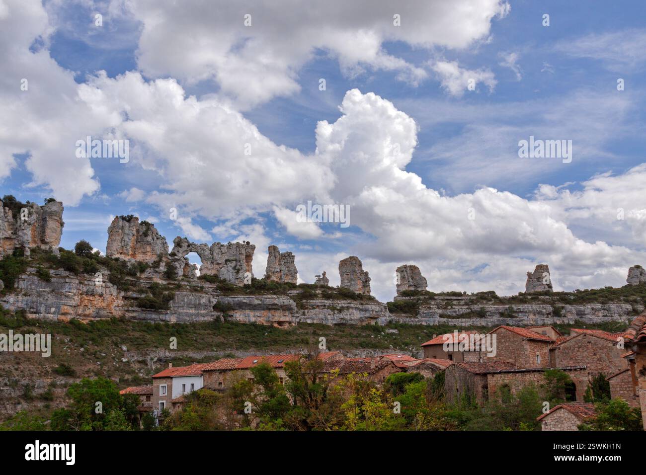 Paesaggio carsico, punto di interesse geologico, Parco naturale Hoces del alto Ebro y Rudron, Orbaneja del Castillo, Villaggio medievale. Burgos, Spagna Foto Stock