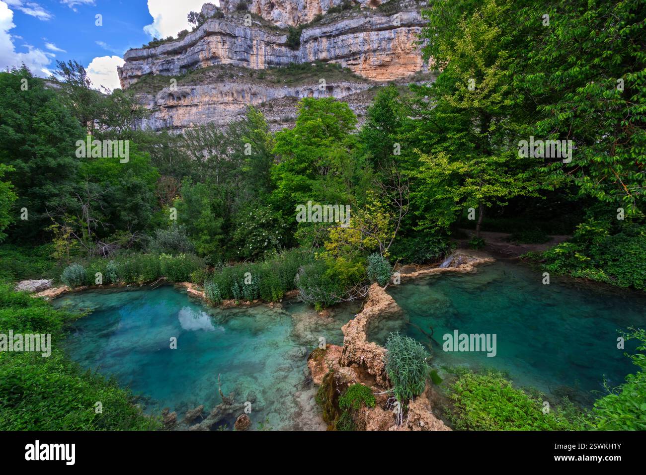 Paesaggio carsico, punto di interesse geologico, Parco naturale Hoces del alto Ebro y Rudron, Orbaneja del Castillo, Villaggio medievale. Burgos, Spagna Foto Stock