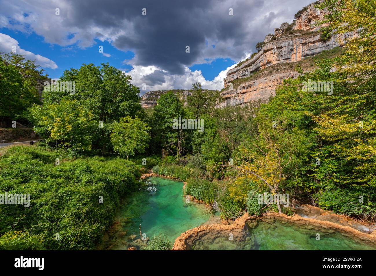 Paesaggio carsico, punto di interesse geologico, Parco naturale Hoces del alto Ebro y Rudron, Orbaneja del Castillo, Villaggio medievale. Burgos, Spagna Foto Stock