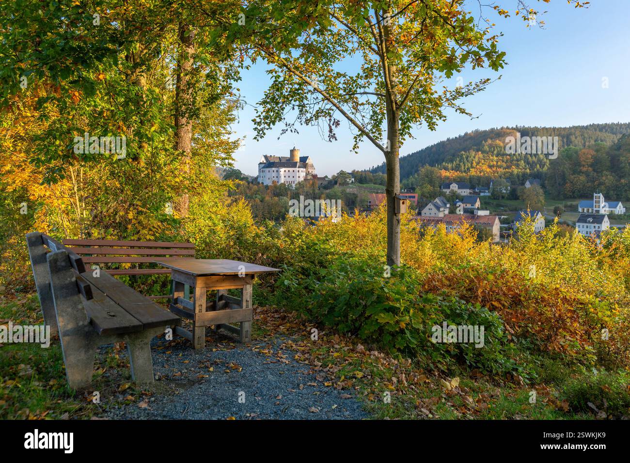 Un'idilliaca piattaforma di osservazione e area ricreativa nel villaggio di Scharfenstein, Germania Foto Stock