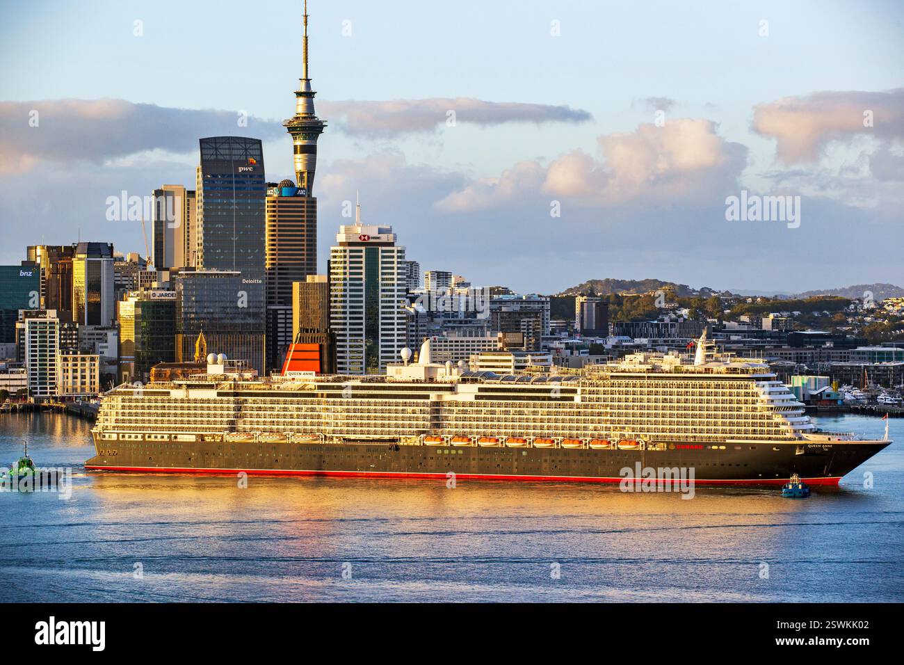 Auckland, nuova Zelanda, 22 febbraio 2025. La regina Anna di Cunard entra nel porto come parte del suo primo viaggio Mondiale. Crediti: David Rowland/Alamy Live News Foto Stock