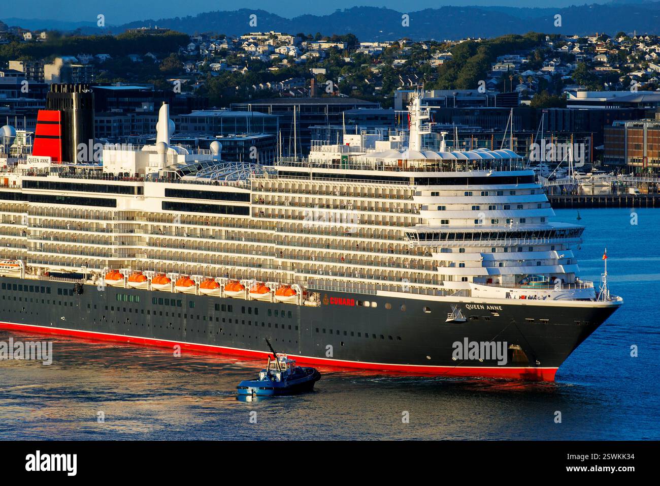 Auckland, nuova Zelanda, 22 febbraio 2025. La regina Anna di Cunard entra nel porto come parte del suo primo viaggio Mondiale. Crediti: David Rowland/Alamy Live News Foto Stock