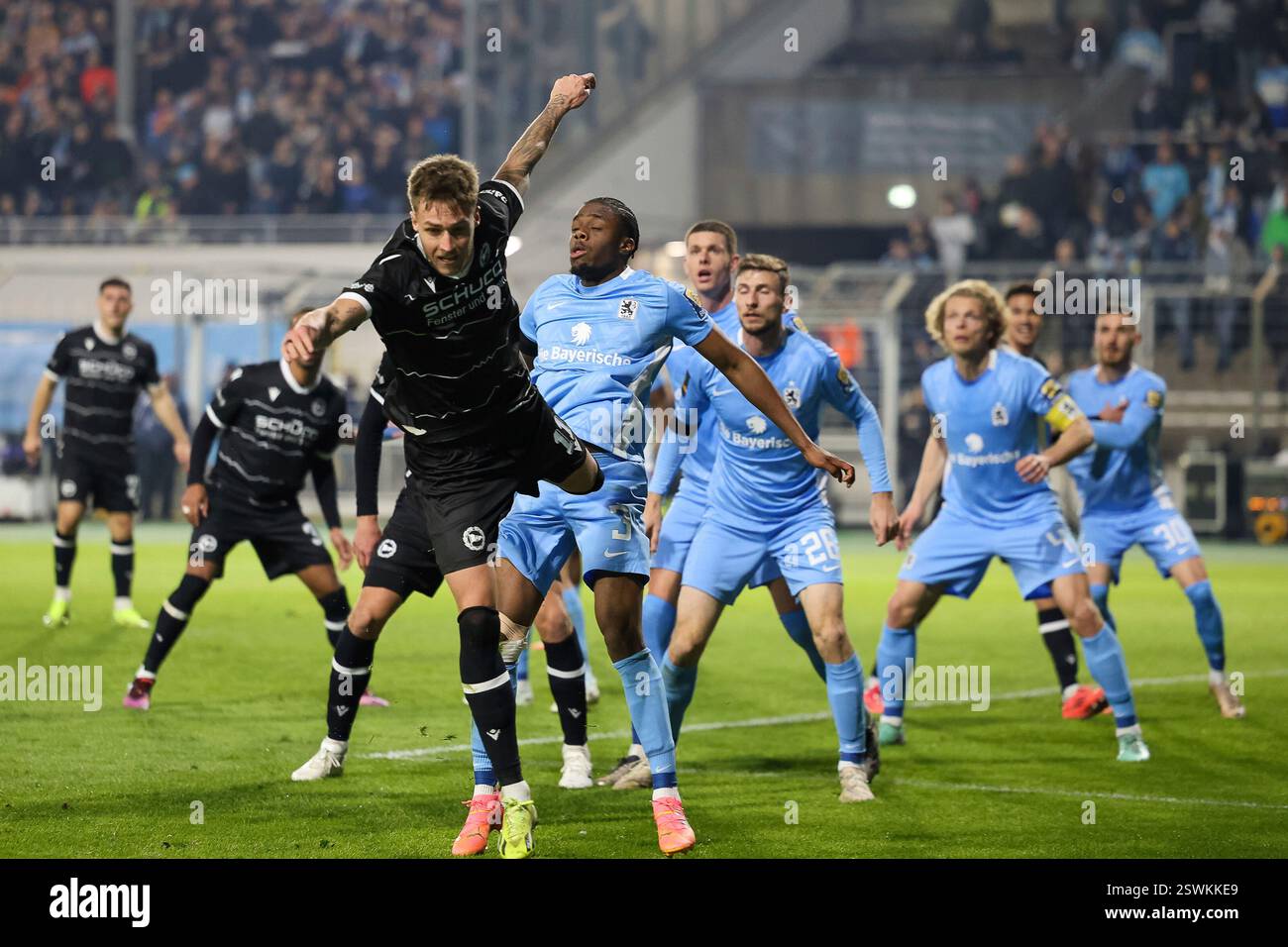 Monaco, Germania. 21 febbraio 2025. Duell im Strafraum, Joel Grodowski (DSC Arminia Bielefeld, #11) mit Anderson Lucoqui (TSV 1860 München, 03), GER, TSV 1860 Muenchen vs. DSC Arminia Bielefeld, Fussball, 3. Liga, 25 anni. Spieltag, Saison 2024/2025, 21.02.2025, LE NORMATIVE DFL VIETANO QUALSIASI USO DI FOTOGRAFIE COME SEQUENZE DI IMMAGINI, foto: Eibner-Pressefoto/Jenni Maul Credit: dpa/Alamy Live News Foto Stock