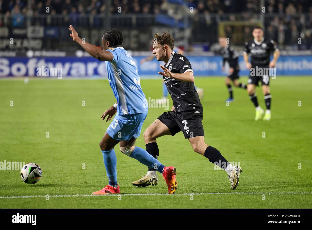 Monaco, Germania. 21 febbraio 2025. Duell zwischen Felix Hagmann (DSC Arminia Bielefeld, #02) und Anderson Lucoqui (TSV 1860 München, 03), GER, TSV 1860 Muenchen vs. DSC Arminia Bielefeld, Fussball, 3. Liga, 25 anni. Spieltag, Saison 2024/2025, 21.02.2025, LE NORMATIVE DFL VIETANO QUALSIASI USO DI FOTOGRAFIE COME SEQUENZE DI IMMAGINI, foto: Eibner-Pressefoto/Jenni Maul Credit: dpa/Alamy Live News Foto Stock