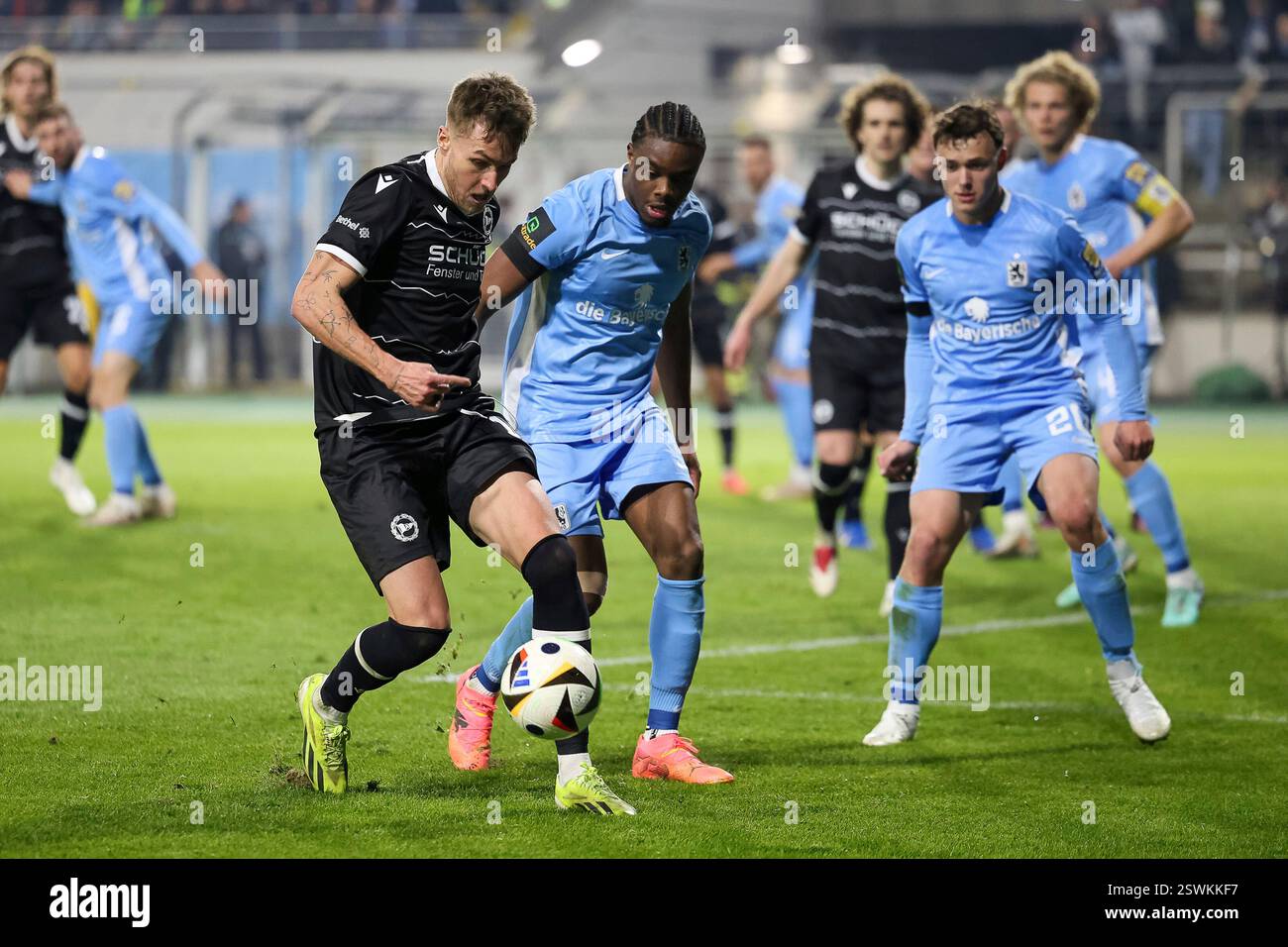 Monaco, Germania. 21 febbraio 2025. Duell im Strafraum, Joel Grodowski (DSC Arminia Bielefeld, #11) mit Anderson Lucoqui (TSV 1860 München, 03), GER, TSV 1860 Muenchen vs. DSC Arminia Bielefeld, Fussball, 3. Liga, 25 anni. Spieltag, Saison 2024/2025, 21.02.2025, LE NORMATIVE DFL VIETANO QUALSIASI USO DI FOTOGRAFIE COME SEQUENZE DI IMMAGINI, foto: Eibner-Pressefoto/Jenni Maul Credit: dpa/Alamy Live News Foto Stock