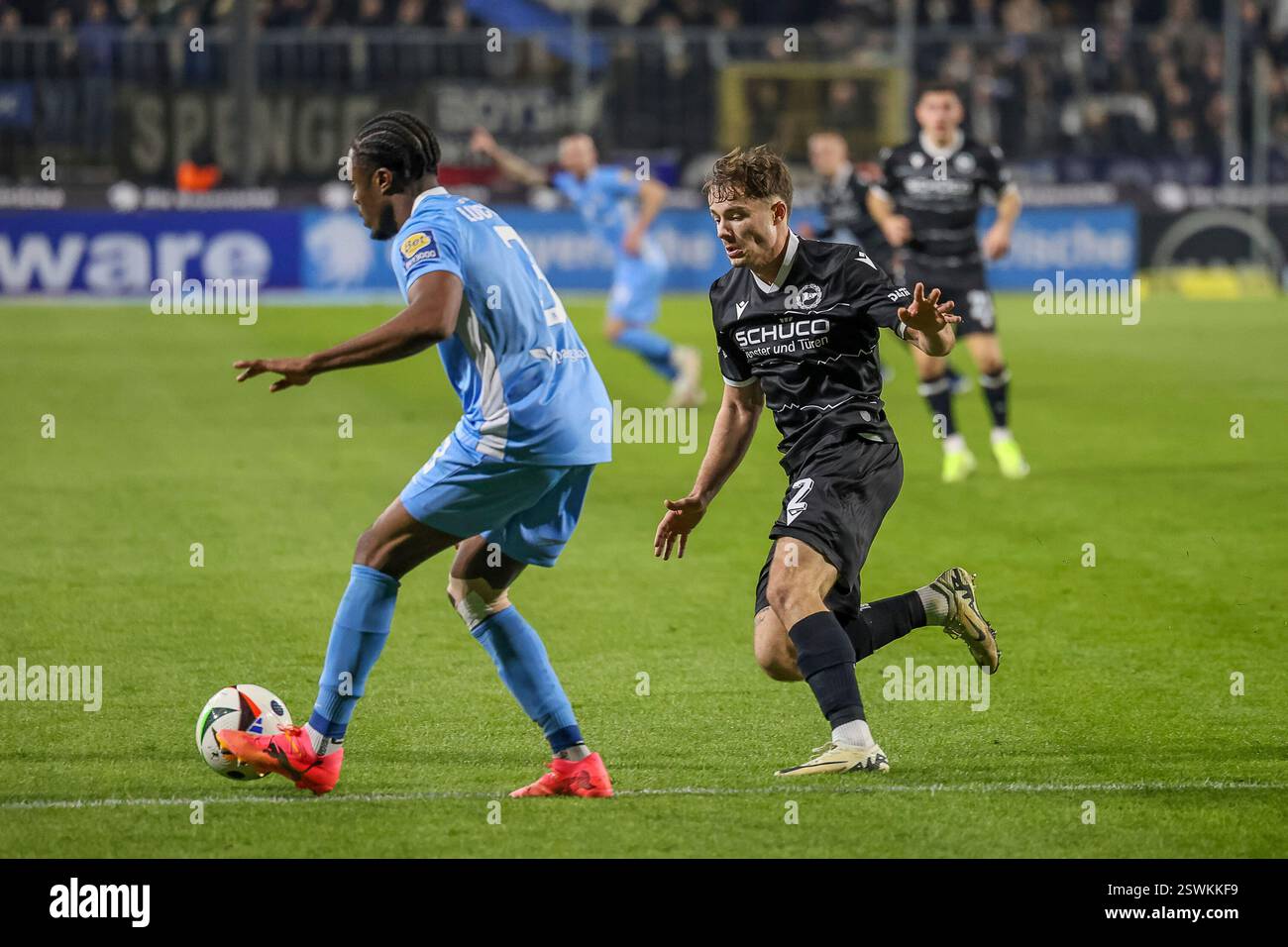 Monaco, Germania. 21 febbraio 2025. Duell zwischen Felix Hagmann (DSC Arminia Bielefeld, #02) und Anderson Lucoqui (TSV 1860 München, 03), GER, TSV 1860 Muenchen vs. DSC Arminia Bielefeld, Fussball, 3. Liga, 25 anni. Spieltag, Saison 2024/2025, 21.02.2025, LE NORMATIVE DFL VIETANO QUALSIASI USO DI FOTOGRAFIE COME SEQUENZE DI IMMAGINI, foto: Eibner-Pressefoto/Jenni Maul Credit: dpa/Alamy Live News Foto Stock