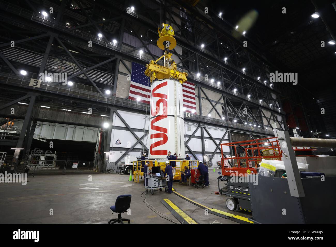 Kennedy Space Center, Stati Uniti d'America. 14 gennaio 2025. Gli ingegneri della NASA con Exploration Ground Systems si preparano a sollevare il segmento centrale sinistro del razzo Luna Space Launch System per il trasporto al Vehicle Assembly Building presso il Kennedy Space Center, 14 gennaio 2025 a Cape Canaveral, Florida. Crediti: Frank Michaux/NASA/Alamy Live News Foto Stock