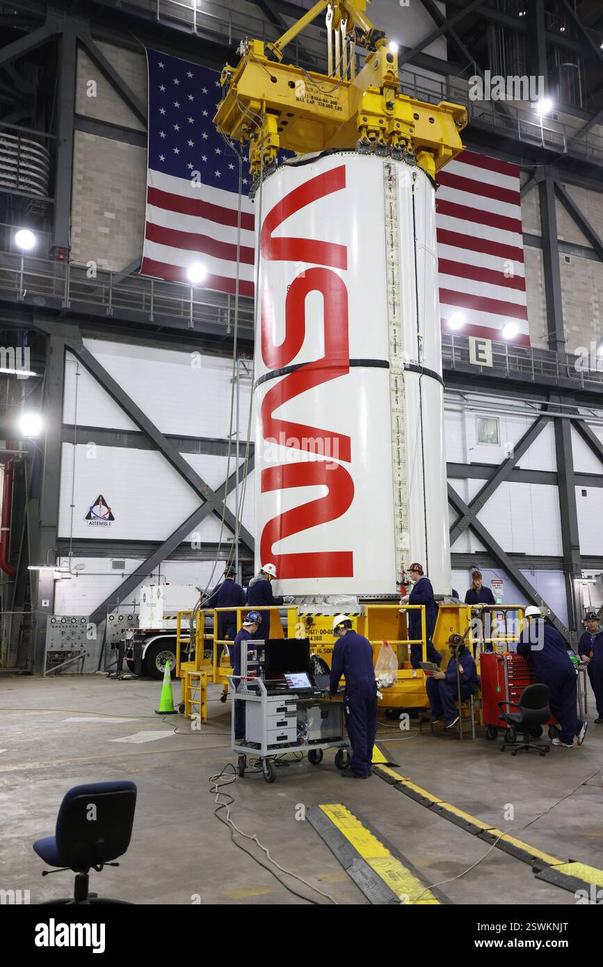Kennedy Space Center, Stati Uniti d'America. 14 gennaio 2025. Gli ingegneri della NASA con Exploration Ground Systems si preparano a sollevare il segmento centrale sinistro del razzo Luna Space Launch System per il trasporto al Vehicle Assembly Building presso il Kennedy Space Center, 14 gennaio 2025 a Cape Canaveral, Florida. Crediti: Frank Michaux/NASA/Alamy Live News Foto Stock
