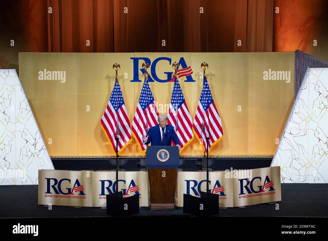 Washington, Stati Uniti. 20 febbraio 2025. U. Donald Trump, si rivolge alla Republican Governors Association al National Building Museum, 20 febbraio 2025 a Washington, DC Credit: Gabriel Kotico/White House Photo/Alamy Live News Foto Stock