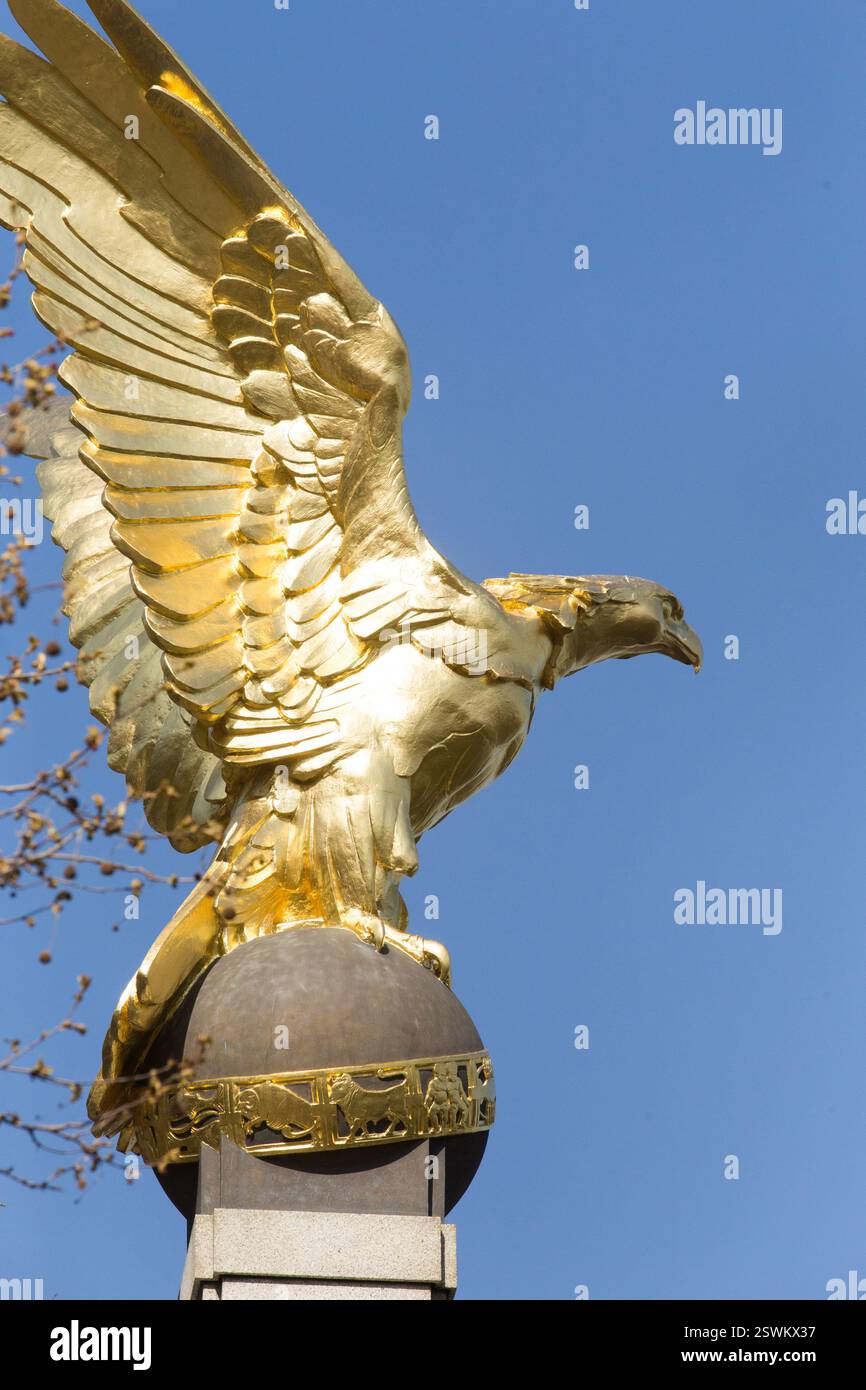 Statua dell'aquila d'oro in cima al Royal Air Force Memorial Foto Stock