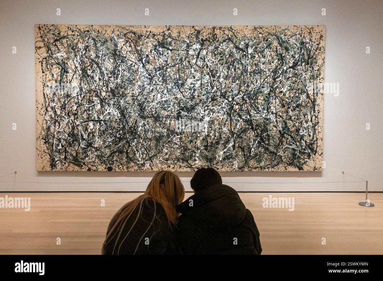 Spettatori che guardano Jackson Pollock, uno: Numero 31, 1950, The Museum of Modern Art, New York City, USA Foto Stock