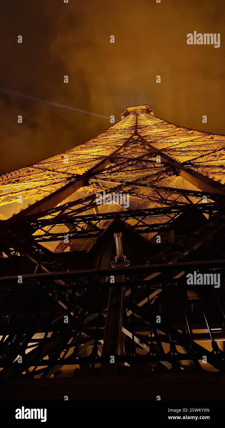 Torre Eiffel di notte a Parigi Foto Stock