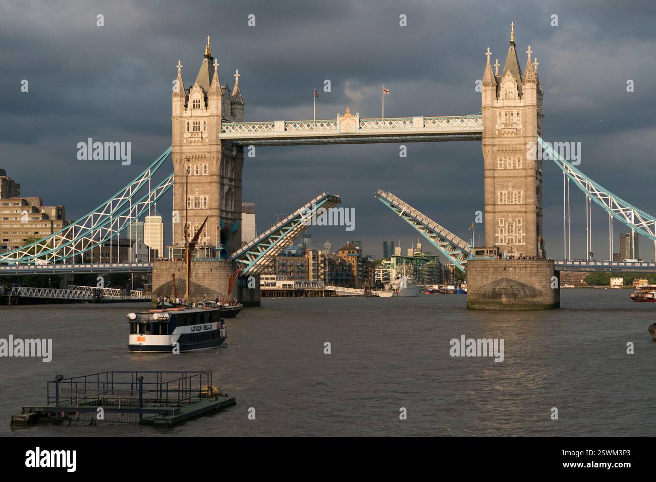 Tower Bridge, Londra, Inghilterra. Il ponte di Bascule è sollevato, consentendo il passaggio delle barche. Fiume Tamigi. Foto Stock