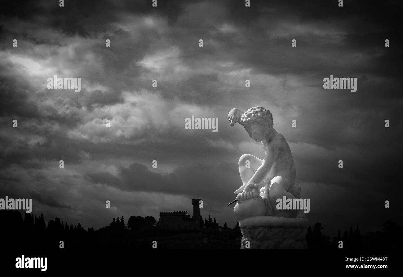 Scultura in marmo di un bambino contro il cielo Foto Stock