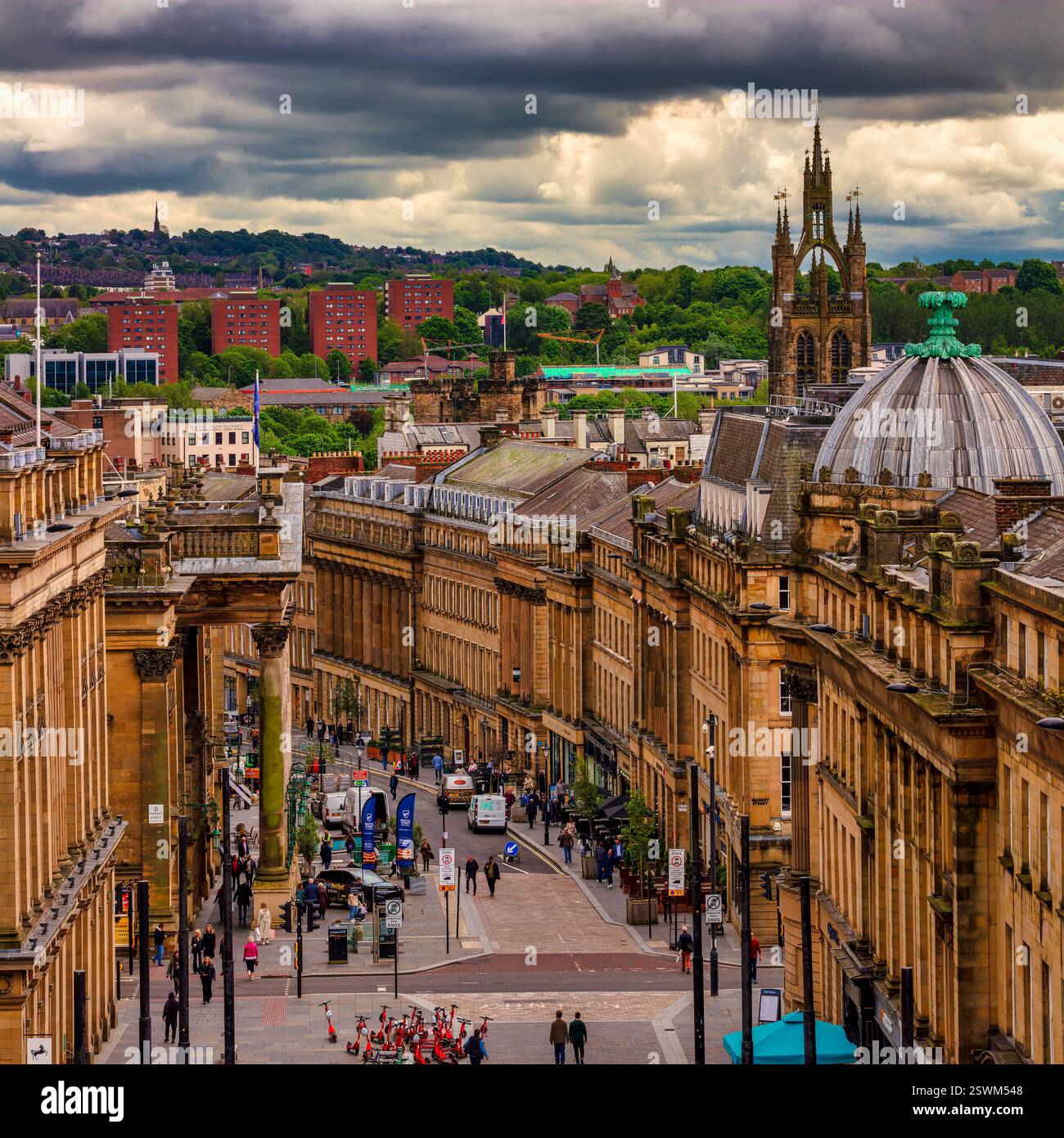Una vista diurna da una posizione elevata che guarda lungo Grey Street a Newcastle upon Tyne verso Gateshead Foto Stock