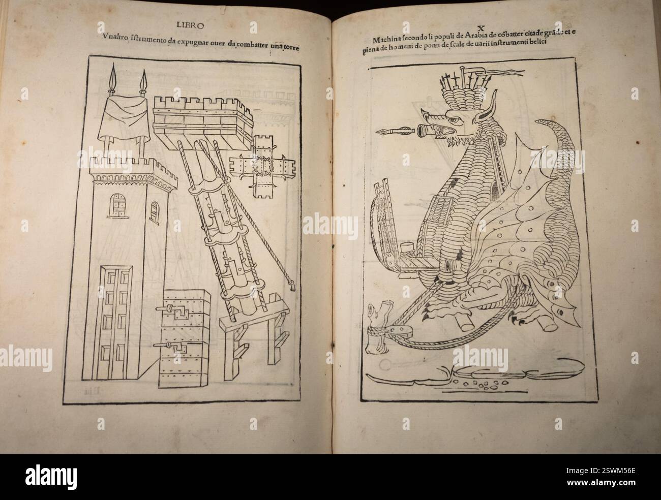 Torino, Italia - 30 aprile 2024. Antico libro De Re militari di Roberto Valturio, 1483. Compendio di teorie militari dell'antichità. Foto Stock