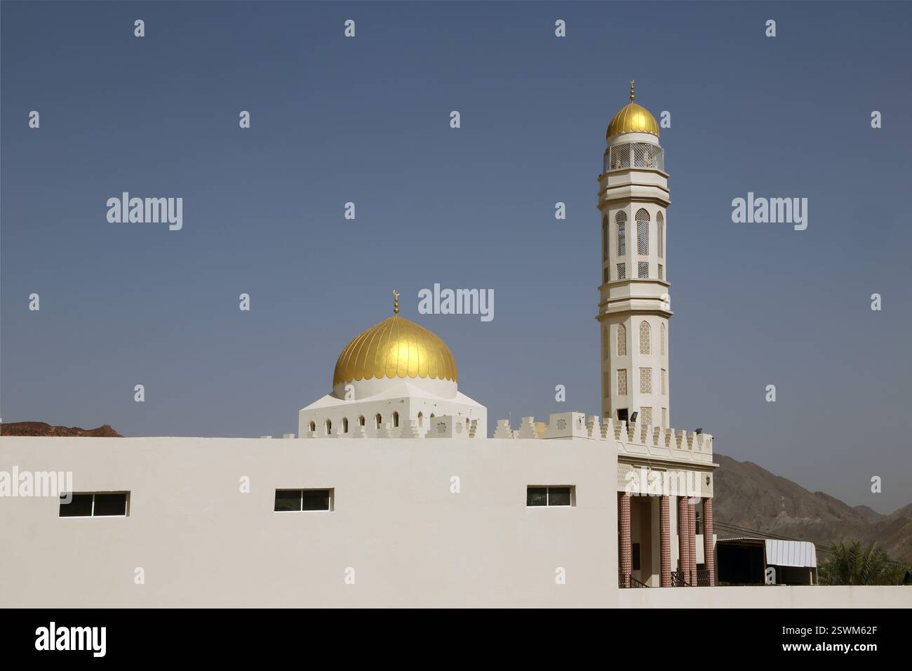 Moschea recentemente completata con la cupola d'oro e il minareto Fanja al-Hadith Fanja Oman Foto Stock