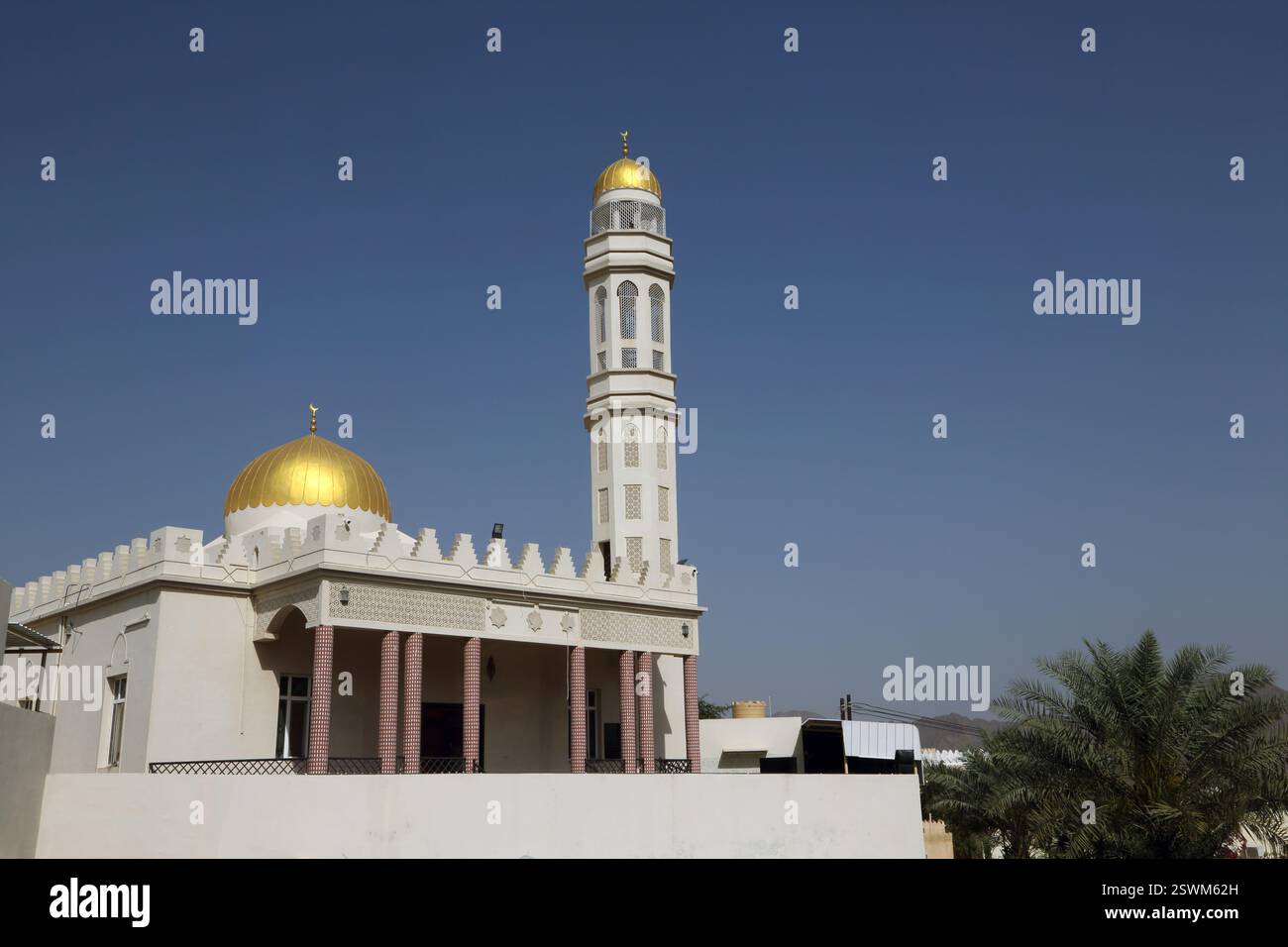 Moschea recentemente completata con la cupola d'oro e il minareto Fanja al-Hadith Fanja Oman Foto Stock