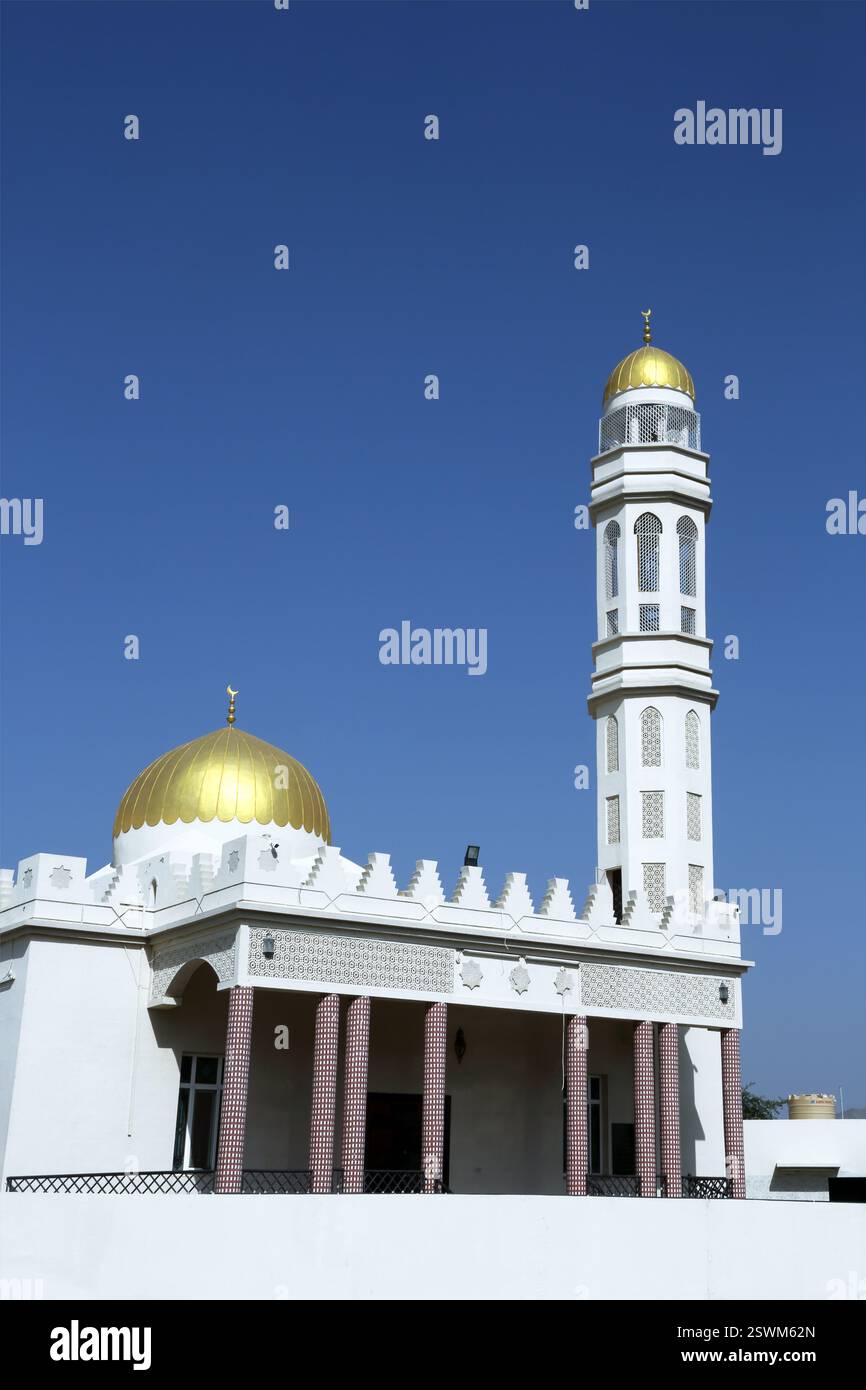 Moschea recentemente completata con la cupola d'oro e il minareto Fanja al-Hadith Fanja Oman Foto Stock