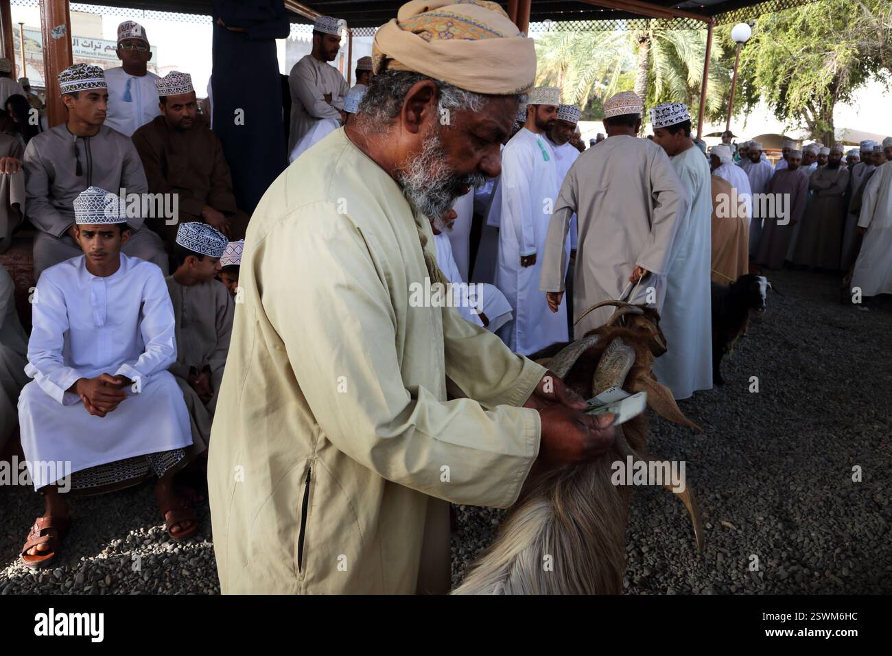 Oman Man Buying Goat al Nizwa Livestock Market Nizwa Oman Foto Stock