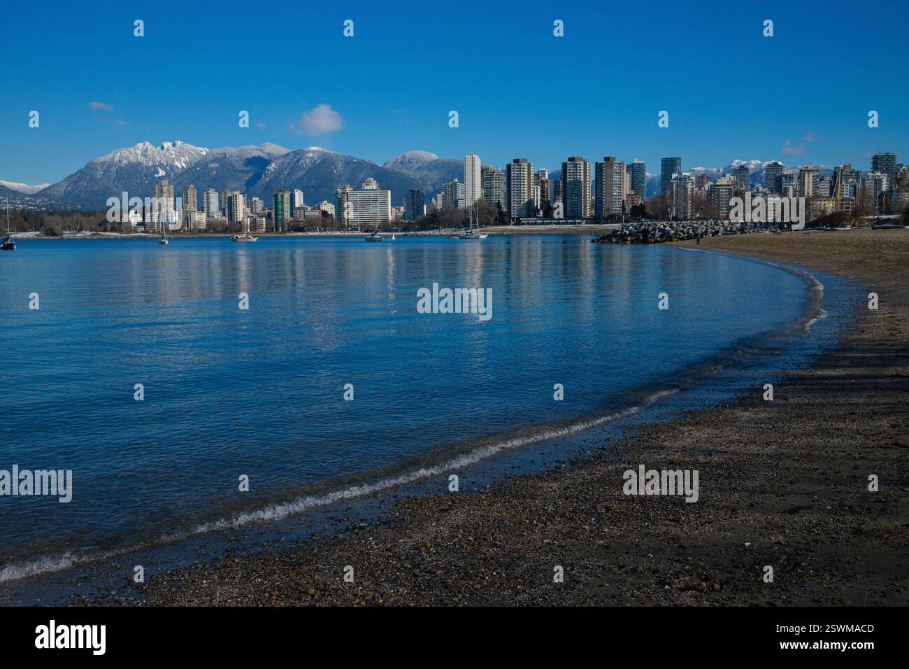 Hadden Dog Beach in inverno con il West End di Vancouver seduto di fronte alla English Bay. Foto Stock