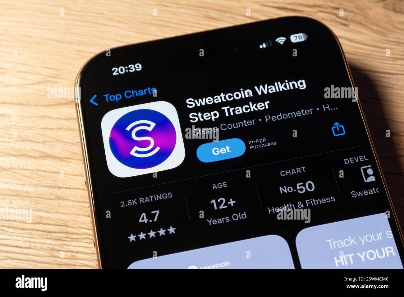 OSTRAVA, CZECHIA - 31 GENNAIO 2025: Apple App Store con Sweatcoin Walking Step Tracker fitness app per monitorare la corsa e altre attività sportive Foto Stock