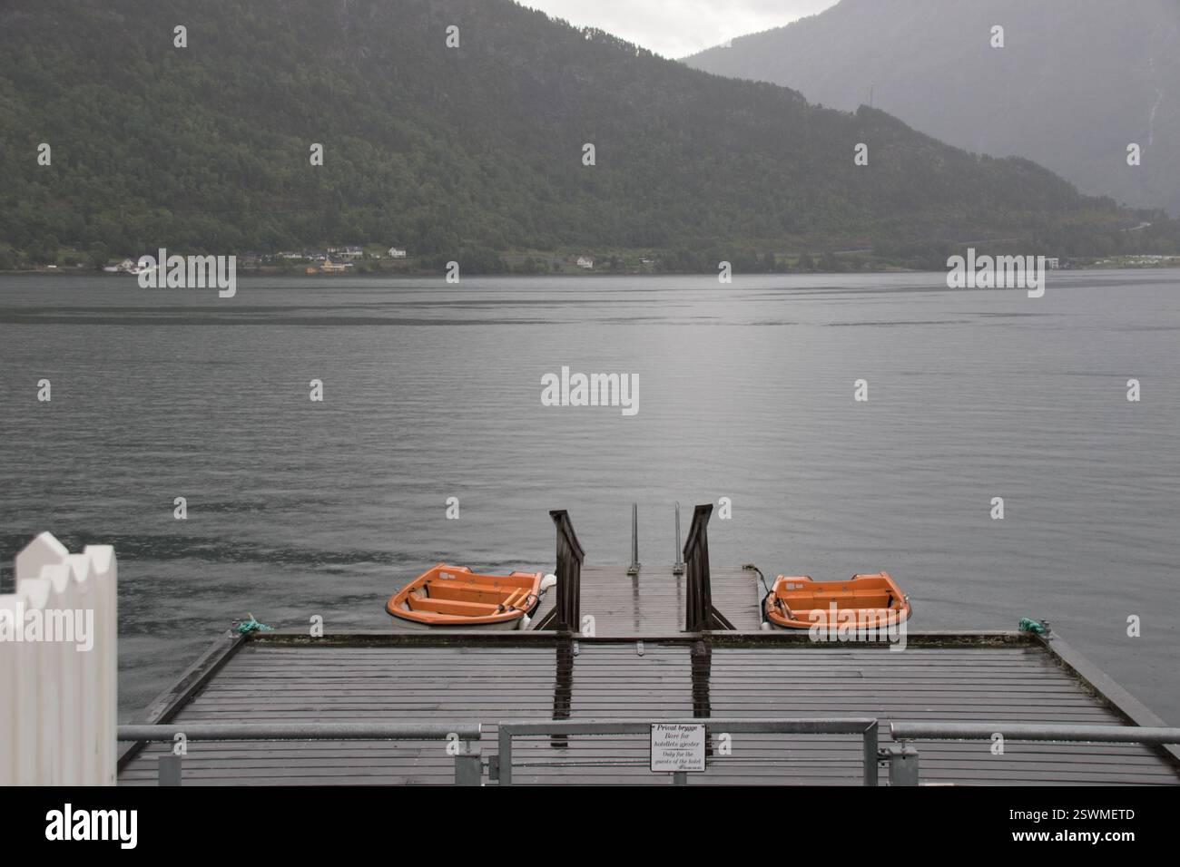 Due barche arancioni galleggianti sul fiordo di Geiranger Foto Stock