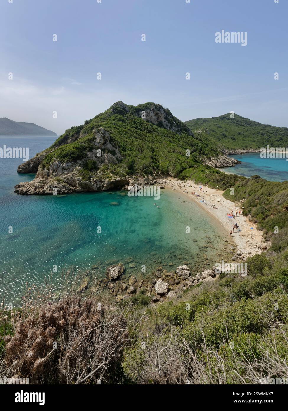 Panoramica delle remote ma popolari spiagge gemelle di Porto Timoni, Corfù, Grecia, maggio 2024. Foto Stock