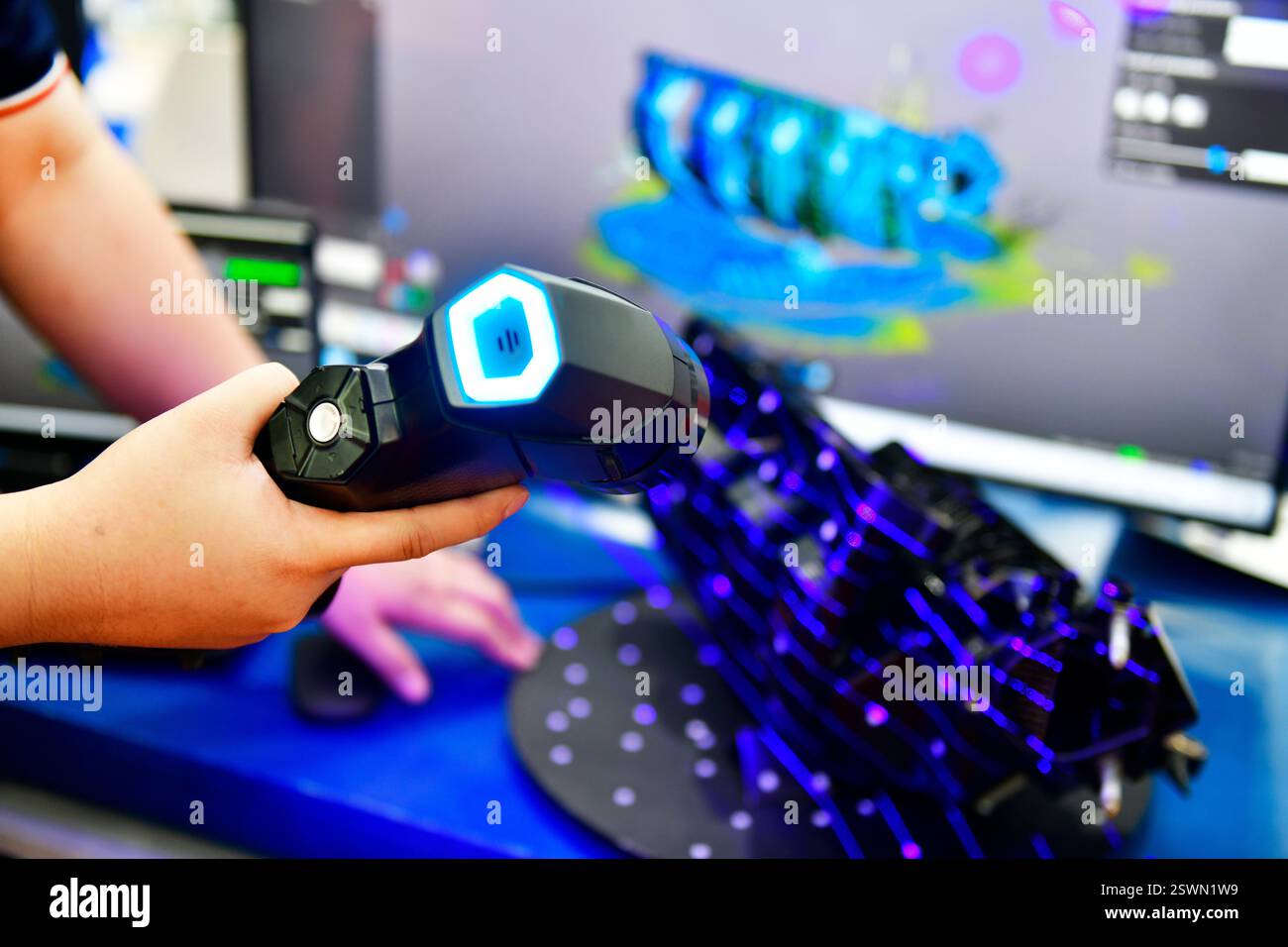 Lo scanner portatile portatile 3D a forma di auto esegue la scansione per misurare dimensioni e consistenza per la produzione futura di sviluppo dei prodotti nel settore automobilistico Foto Stock