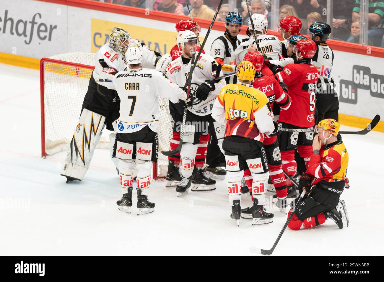 Losanna, Svizzera. , . Combatti con l'aumentare della tensione durante Losanna HC vs Lugano HC National League, giorno 49 alla Vaudoise Arena. Crediti: SIPA USA/Alamy Live News Foto Stock
