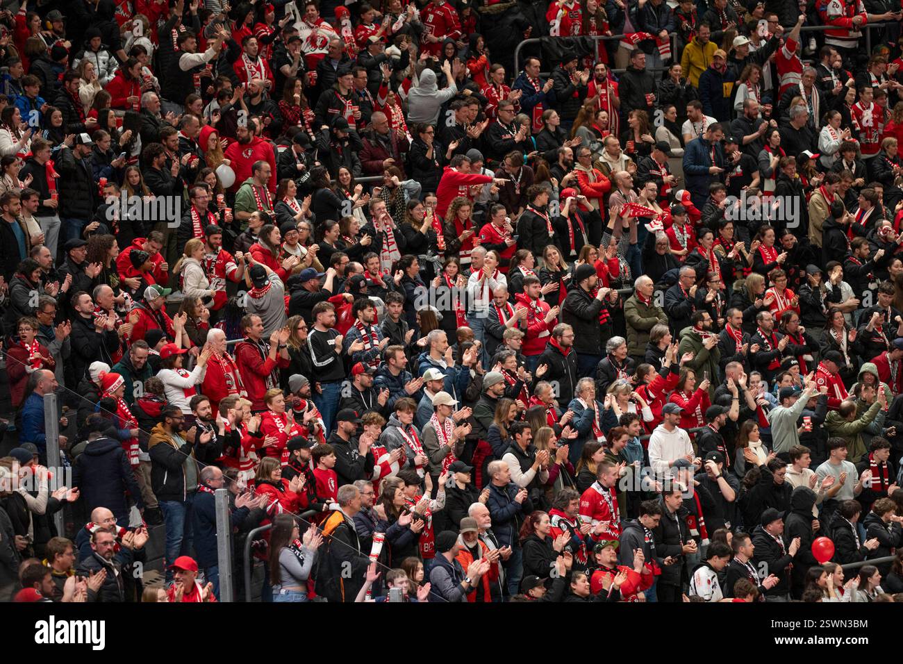 Losanna, Svizzera. , . La folla celebra la vittoria dell'LHC 4-3 durante Losanna HC vs Lugano HC National League, giorno 49 alla Vaudoise Arena. Crediti: SIPA USA/Alamy Live News Foto Stock