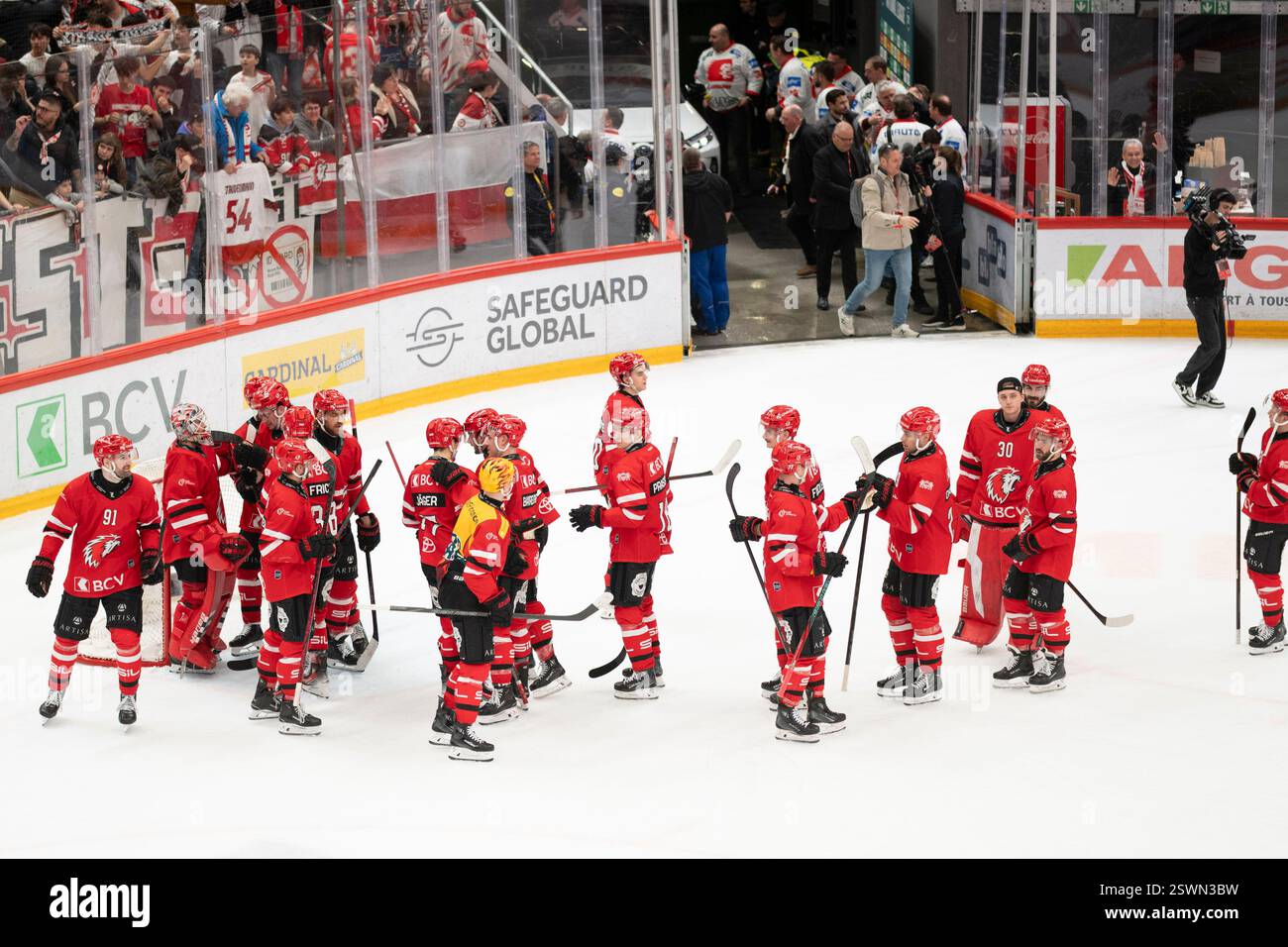 Losanna, Svizzera. , . La squadra celebra la vittoria 4-3 durante Losanna HC vs Lugano HC National League, giorno 49 alla Vaudoise Arena. Crediti: SIPA USA/Alamy Live News Foto Stock