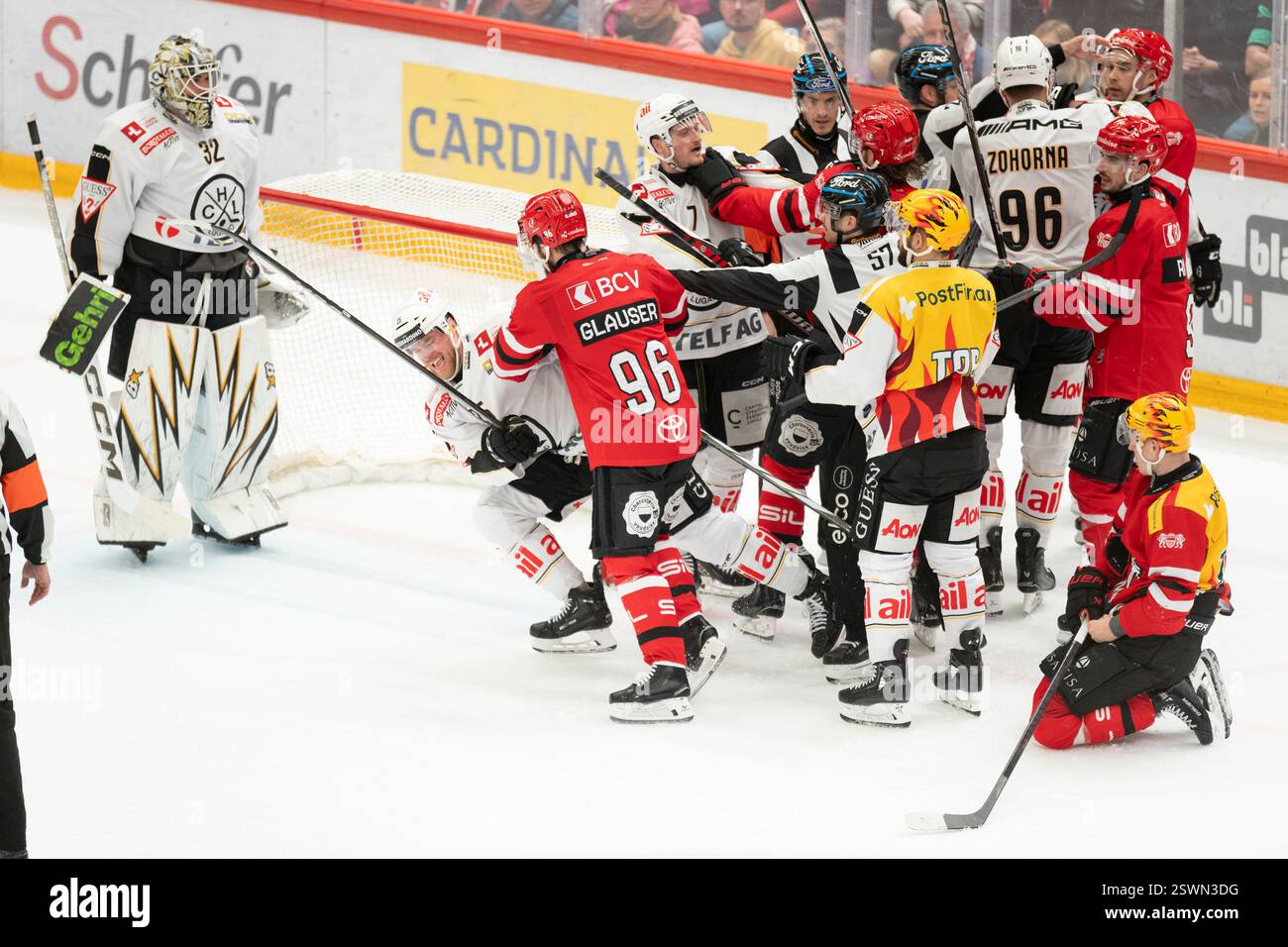 Losanna, Svizzera. , . Combatti con l'aumentare della tensione durante Losanna HC vs Lugano HC National League, giorno 49 alla Vaudoise Arena. Crediti: SIPA USA/Alamy Live News Foto Stock