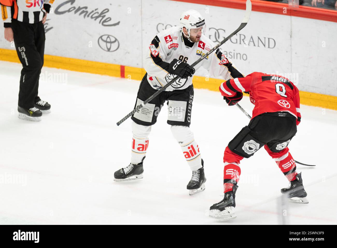 Losanna, Svizzera. , . Combatti con l'aumentare della tensione durante Losanna HC vs Lugano HC National League, giorno 49 alla Vaudoise Arena. Crediti: SIPA USA/Alamy Live News Foto Stock