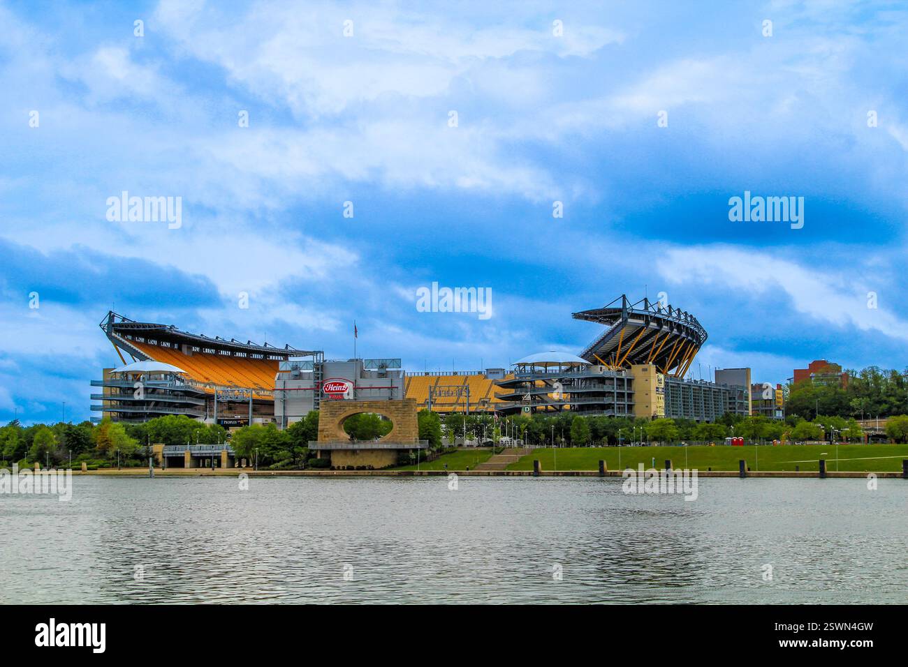 Heinz Field si affaccia sul fiume con vegetazione lussureggiante e architettura suggestiva in mostra. Foto Stock