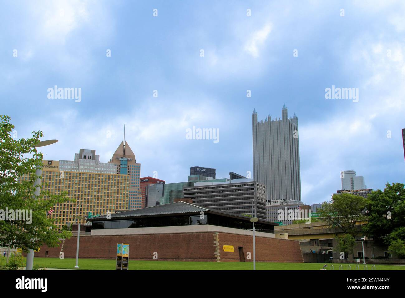 Una vista dello skyline di Pittsburgh con vari grattacieli durante il giorno. Foto Stock