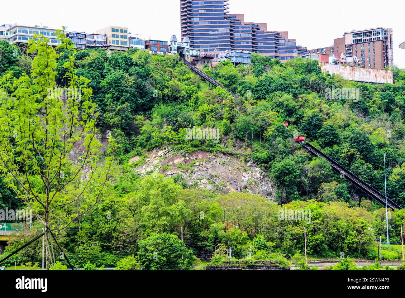 Le funivie navigano lungo la collina, offrendo vedute di Pittsburgh e del suo paesaggio verde. Foto Stock