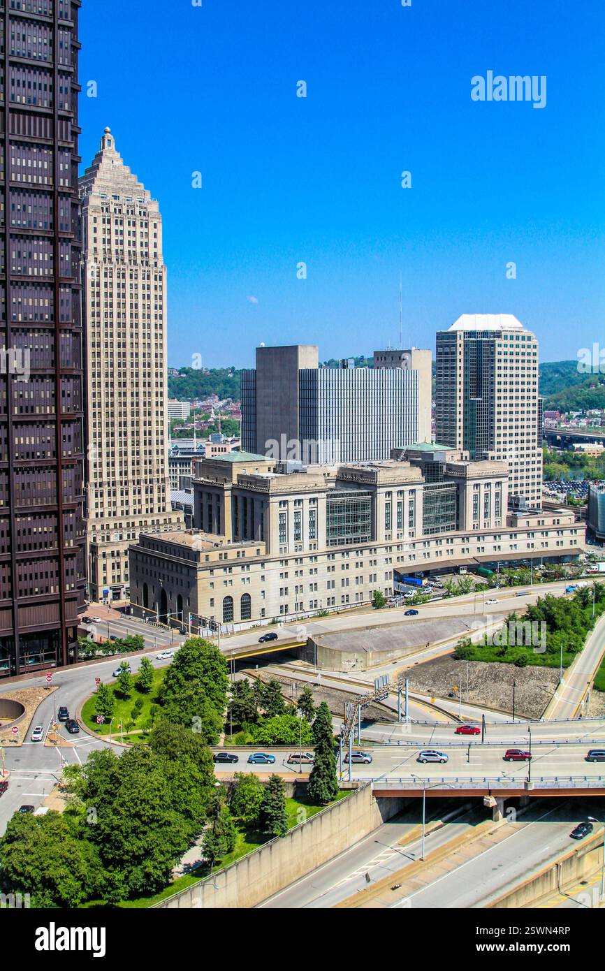 Lo skyline di Pittsburgh presenta alti edifici sotto un cielo azzurro e limpido con strade attive. Foto Stock