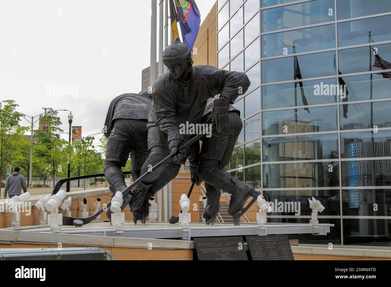 La scultura raffigura i giocatori di hockey che mostrano l'importanza di questo sport a Pittsburgh. Foto Stock