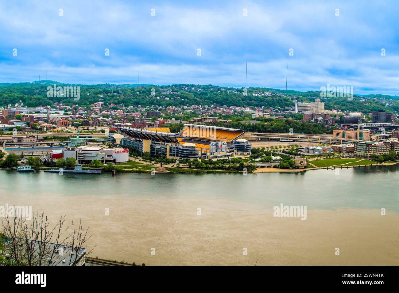 Vista vivace dello skyline di Pittsburgh con uno stadio di calcio vicino al fiume in primavera. Foto Stock