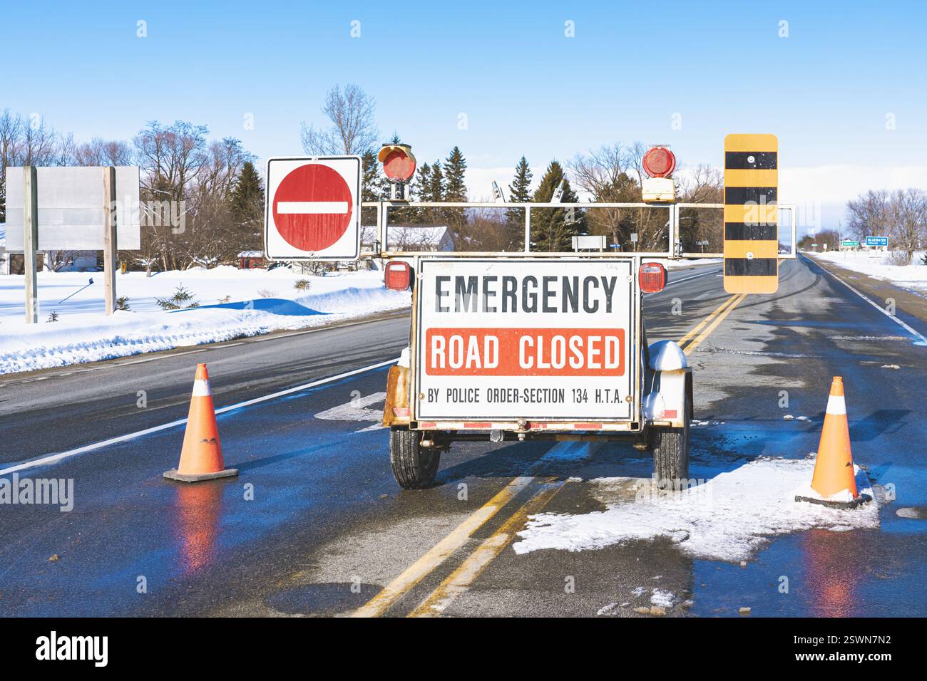 La segnaletica mobile viene posta quando le strade devono essere chiuse in caso di emergenza, spesso a causa del rigido clima invernale in Ontario. Foto Stock