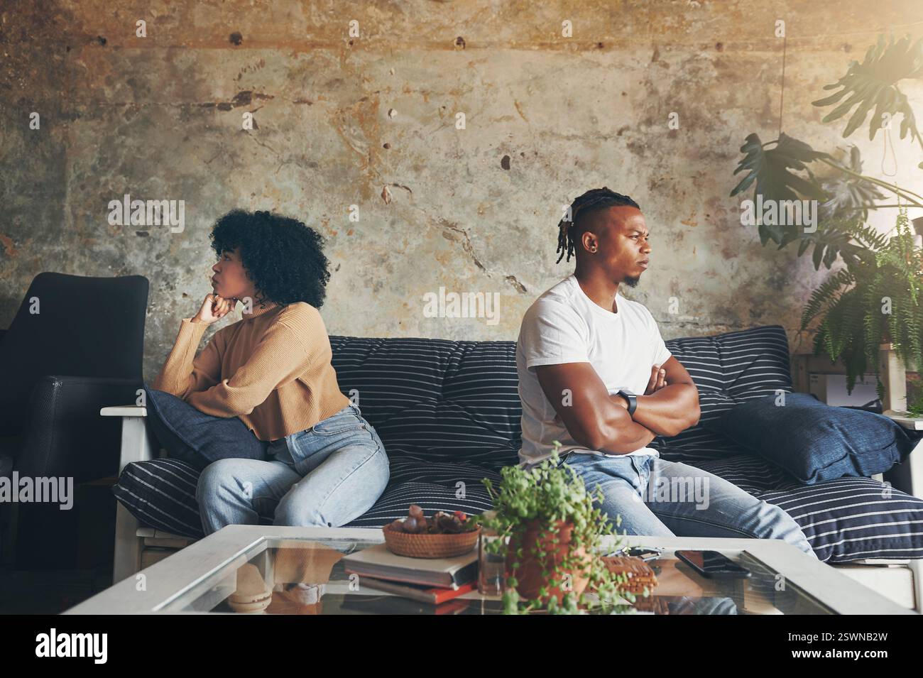 Coppia, conflitto e ignorare in casa per il divorzio, il matrimonio fallisce e problemi con la relazione tossica in salotto. Uomo africano, donna e lotta per Foto Stock