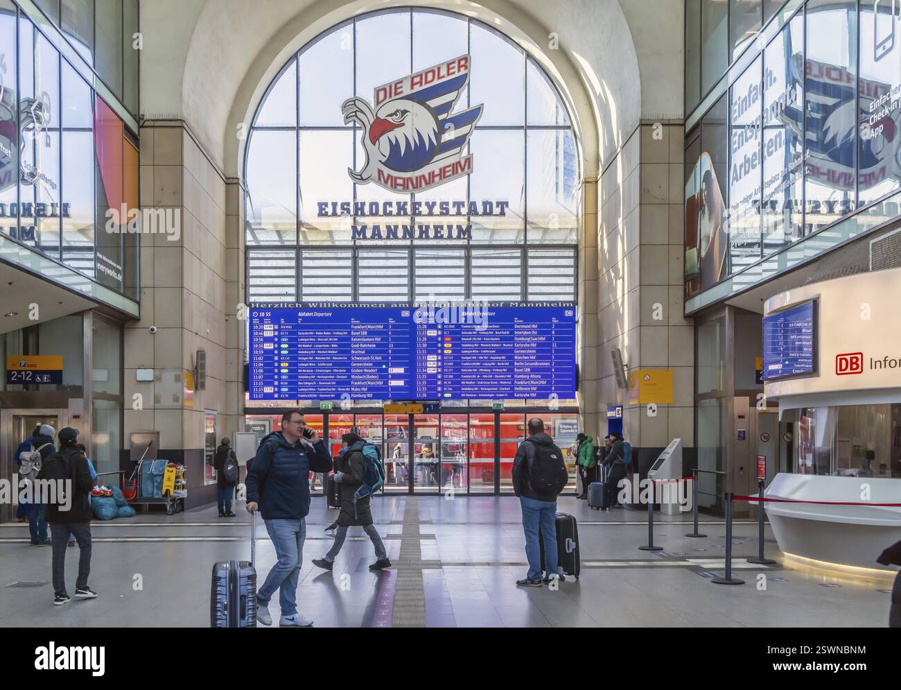 Stazione centrale con display all'interno della stazione. Mannheim, Baden-Wuerttemberg, Germania, Europa Foto Stock