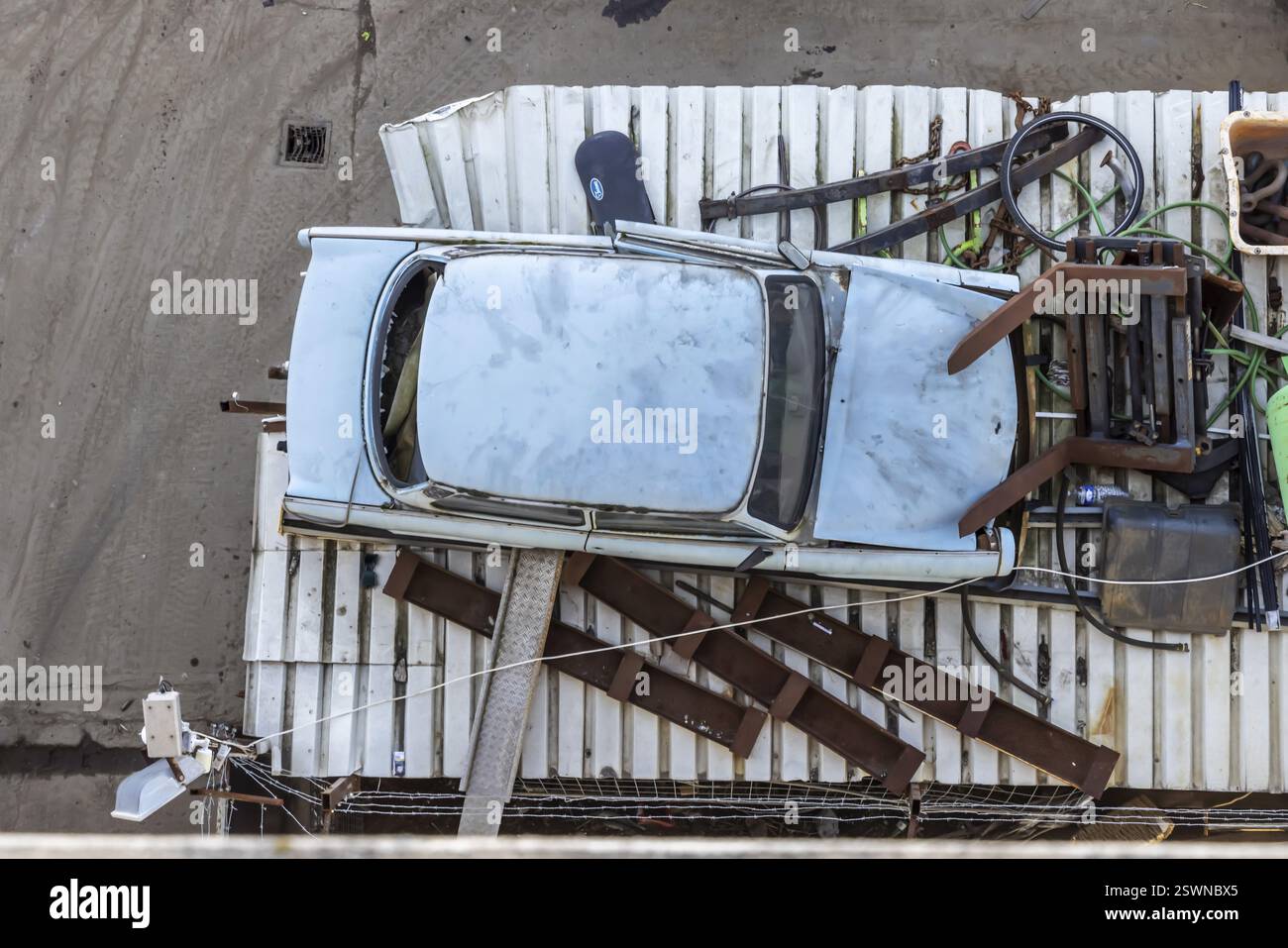 I metalli sono immagazzinati in un deposito di rottami nel porto: I rottami metallici sono una materia prima preziosa per il riciclaggio. Incluso un veicolo Trabant pronto per il trattamento dei rottami. Mannhe Foto Stock