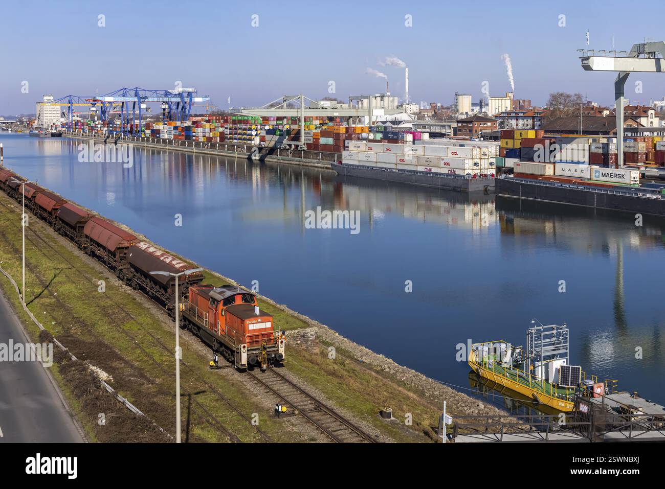 Il porto di Mannheim è uno dei più importanti porti interni e terminal per container d'Europa. I container marittimi sono impilati sotto le gru a cavalletto in attesa di Foto Stock
